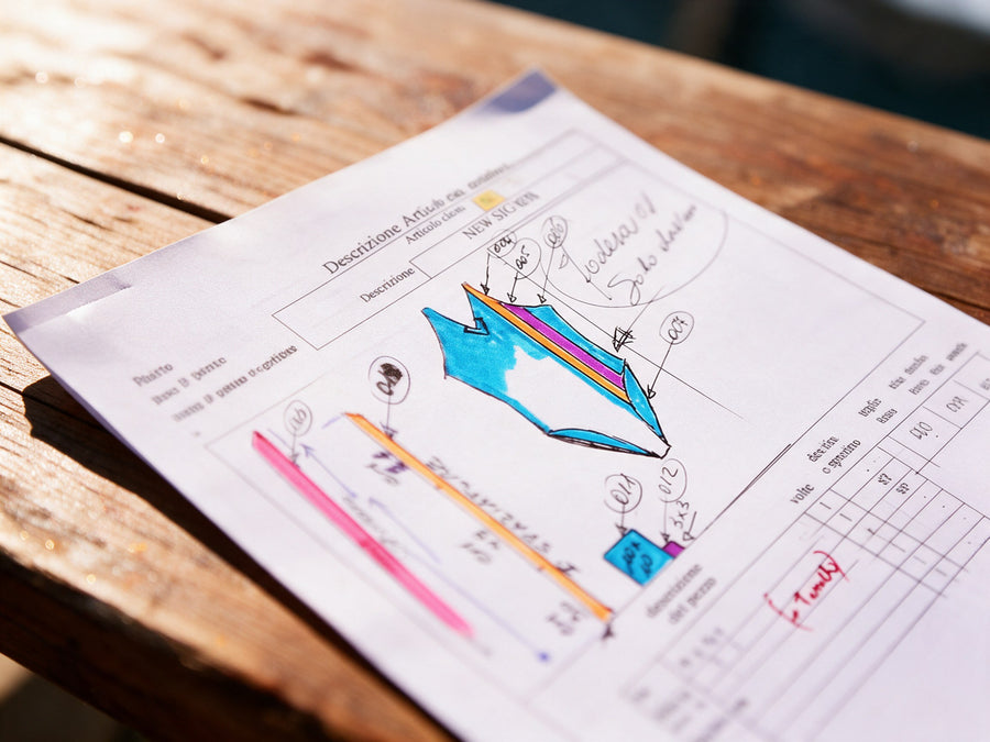 Ficha de producto dibujada a mano con el boceto en color de un bañador