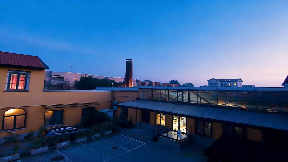 La sede de BONESWIMMER en Gallarate a la hora azul (del vídeo de Aerial Age)