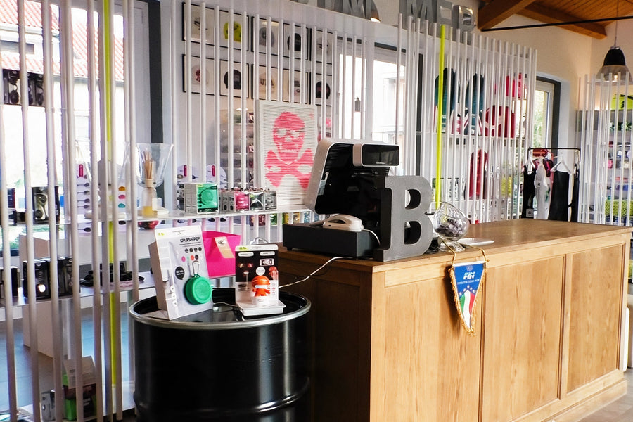 El mostrador de la tienda principal BONESWIMMER de Gallarate en 2018