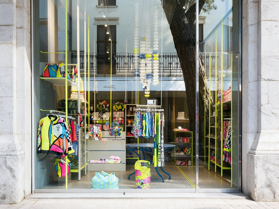 El escaparate de la tienda temporal de Riccione, con barras lima y bañadores de colores
