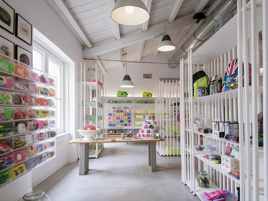 Las estanterías con bolsas y gorros de piscina