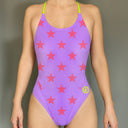 Costume intero donna da mare Alte L028AF - Lilla Stelle Rosso Fluo, dettaglio indossato