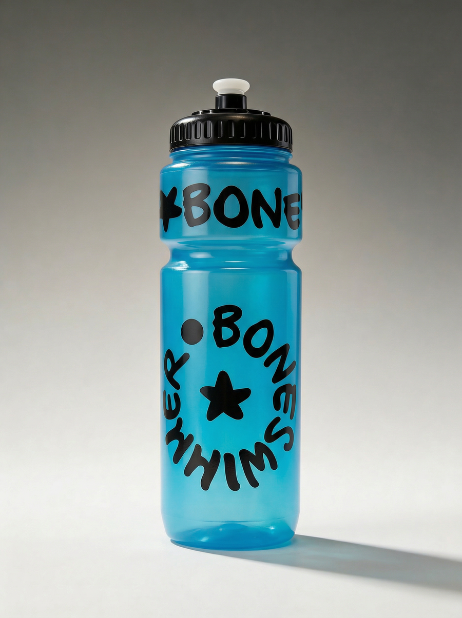 Botella deportiva 750 ml con tapón de boquilla — BONESWIMMER azul celeste transparente, logo negro