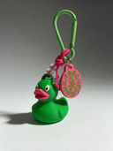 Charm portachiavi Duck Psycho con Badge — Verde / Fucsia — portachiavi, BONESWIMMER Made in Italy